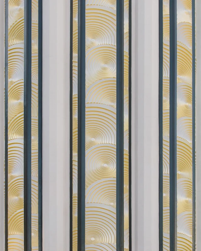 Détail architectural de la façade du Grand Rex : répétition des lignes et motifs