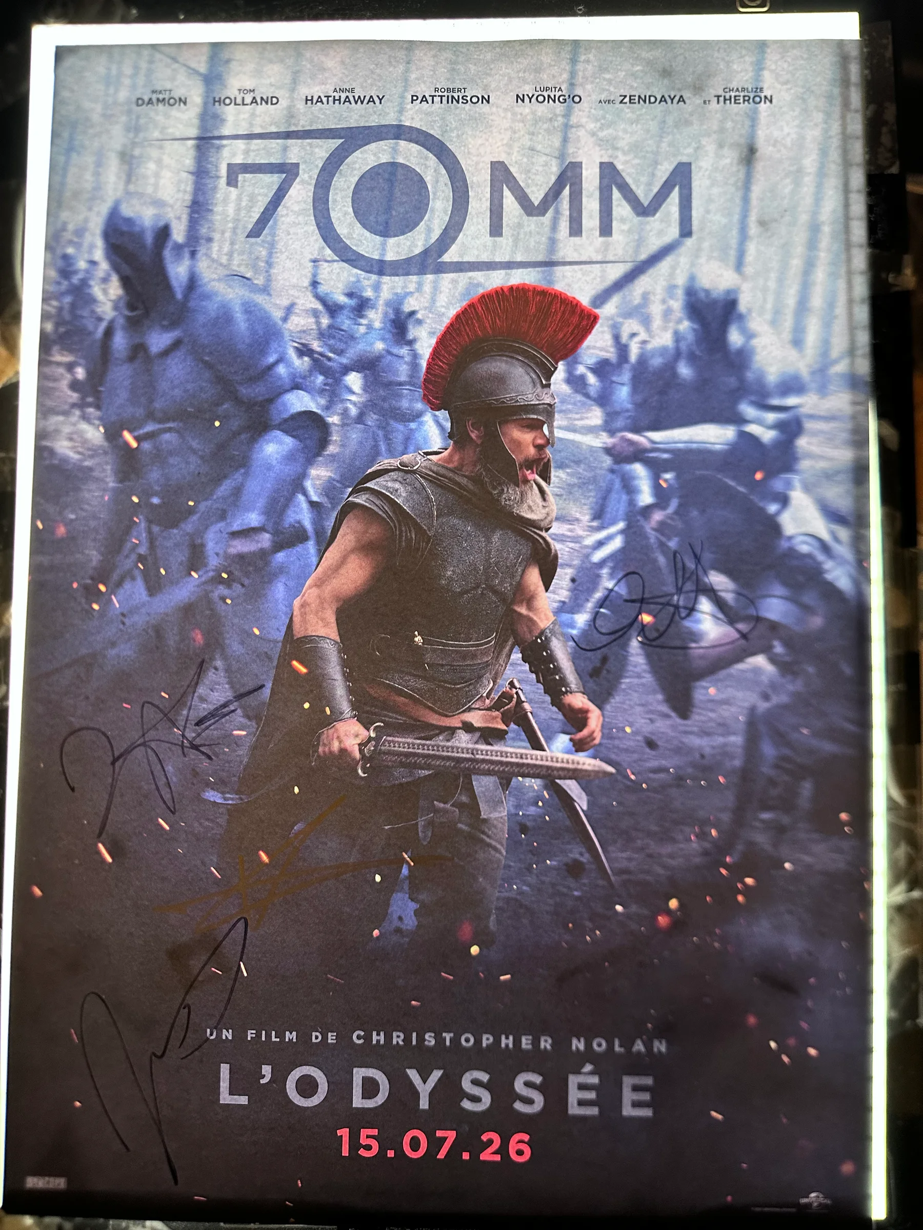 Photographie d’une affiche signée de L’Odyssée, installée dans un cadre