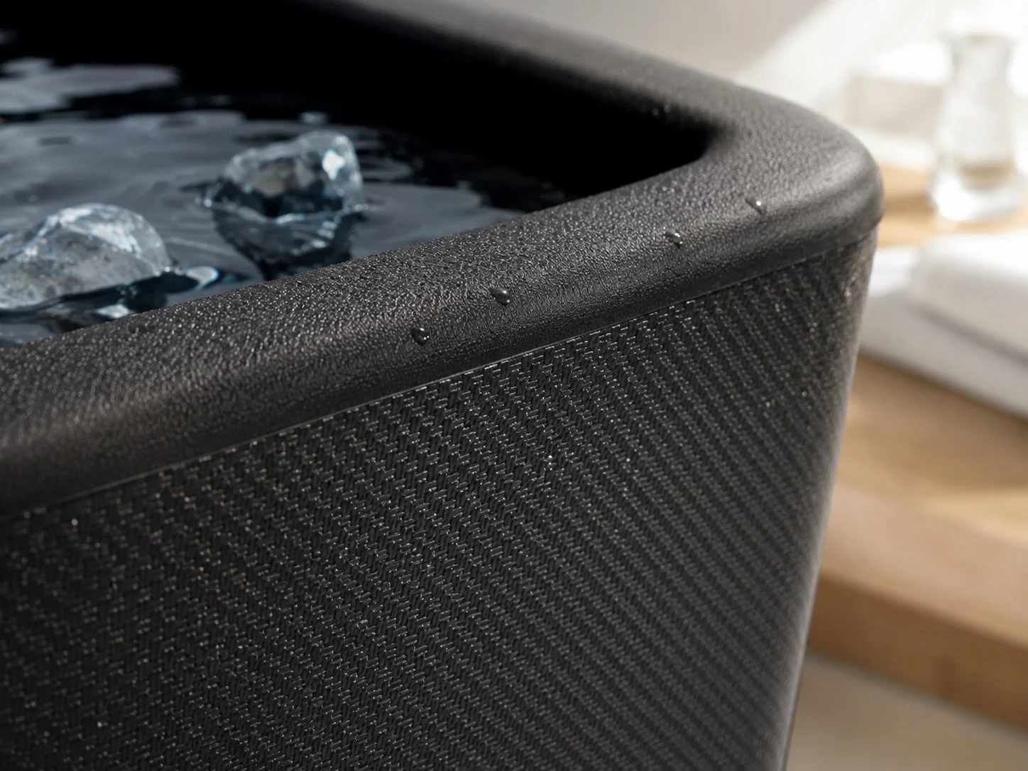 Texture et finition noire du produit AUBEO