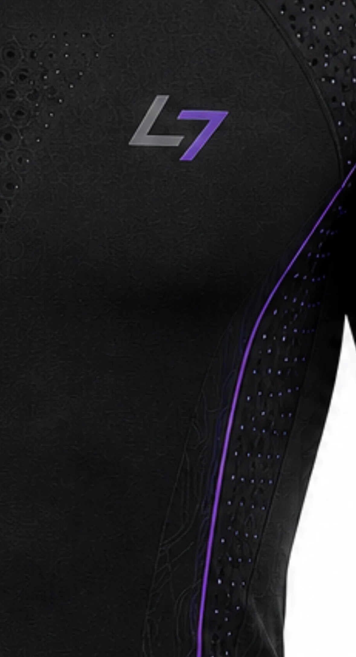 Détail du dos du T-shirt : marquage LEVEL UP, panneaux et lignes violettes